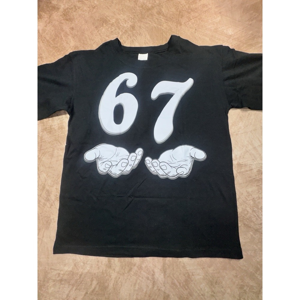 Funny 67 T-Shirt - 67 Joke Design with 6 and 7 Hands Youth Kids Medium NWOT